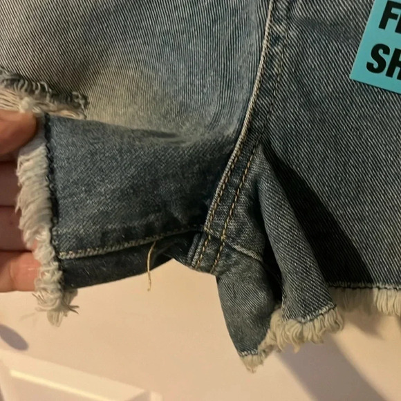 YMI Hi Rise Festival Shorts 5/ 27 Jean Shorts Blue Raw Hem Distressed NWT - Picture 6 of 7